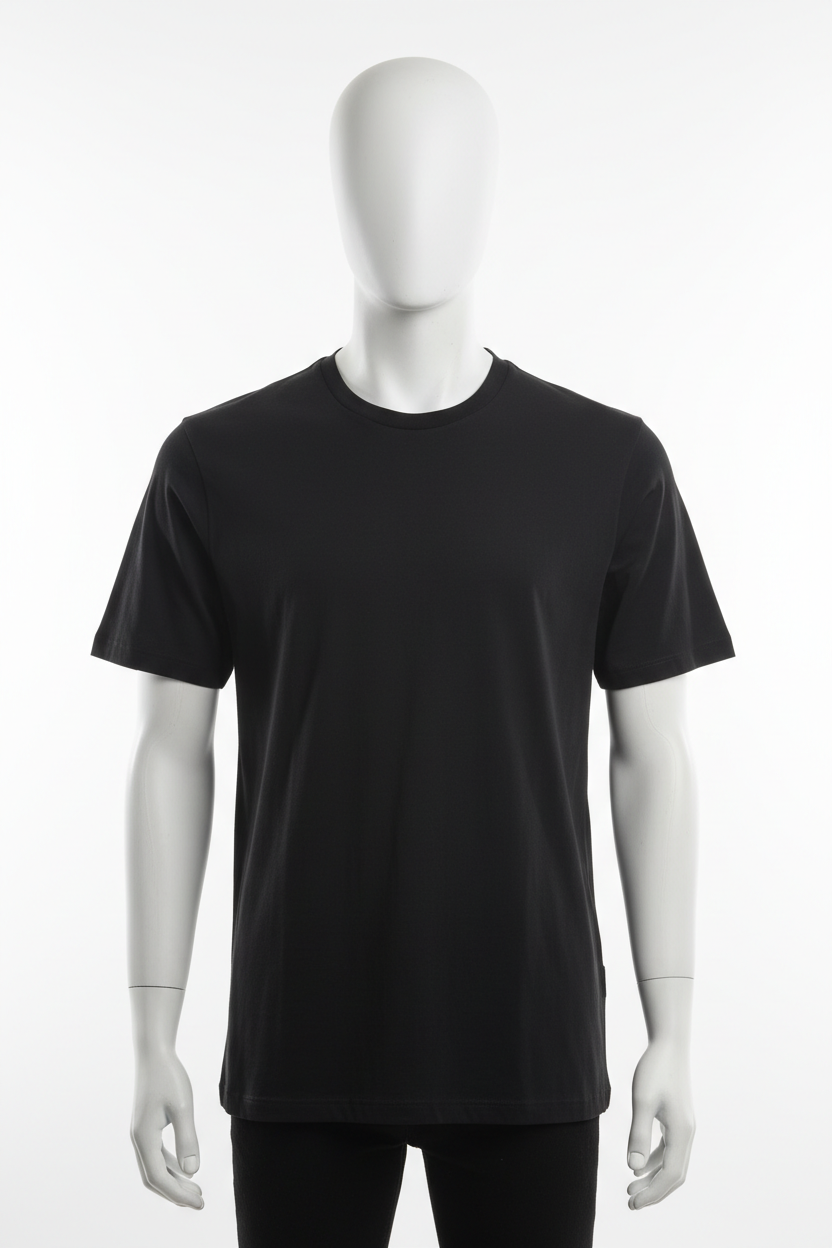 T-shirt noir porté par un mannequin